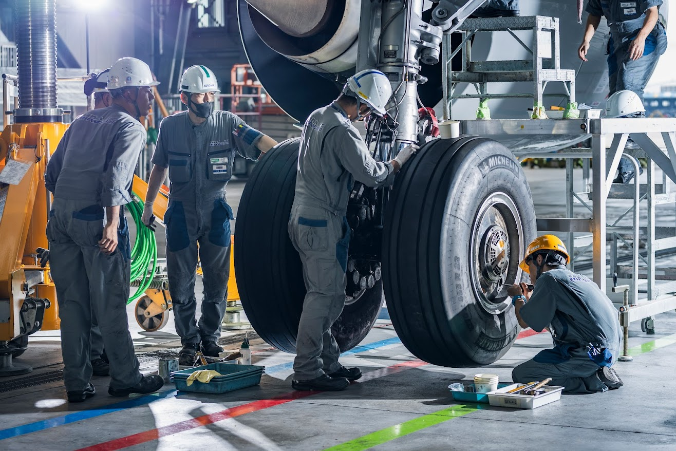 メイン画像:航空整備士の仕事